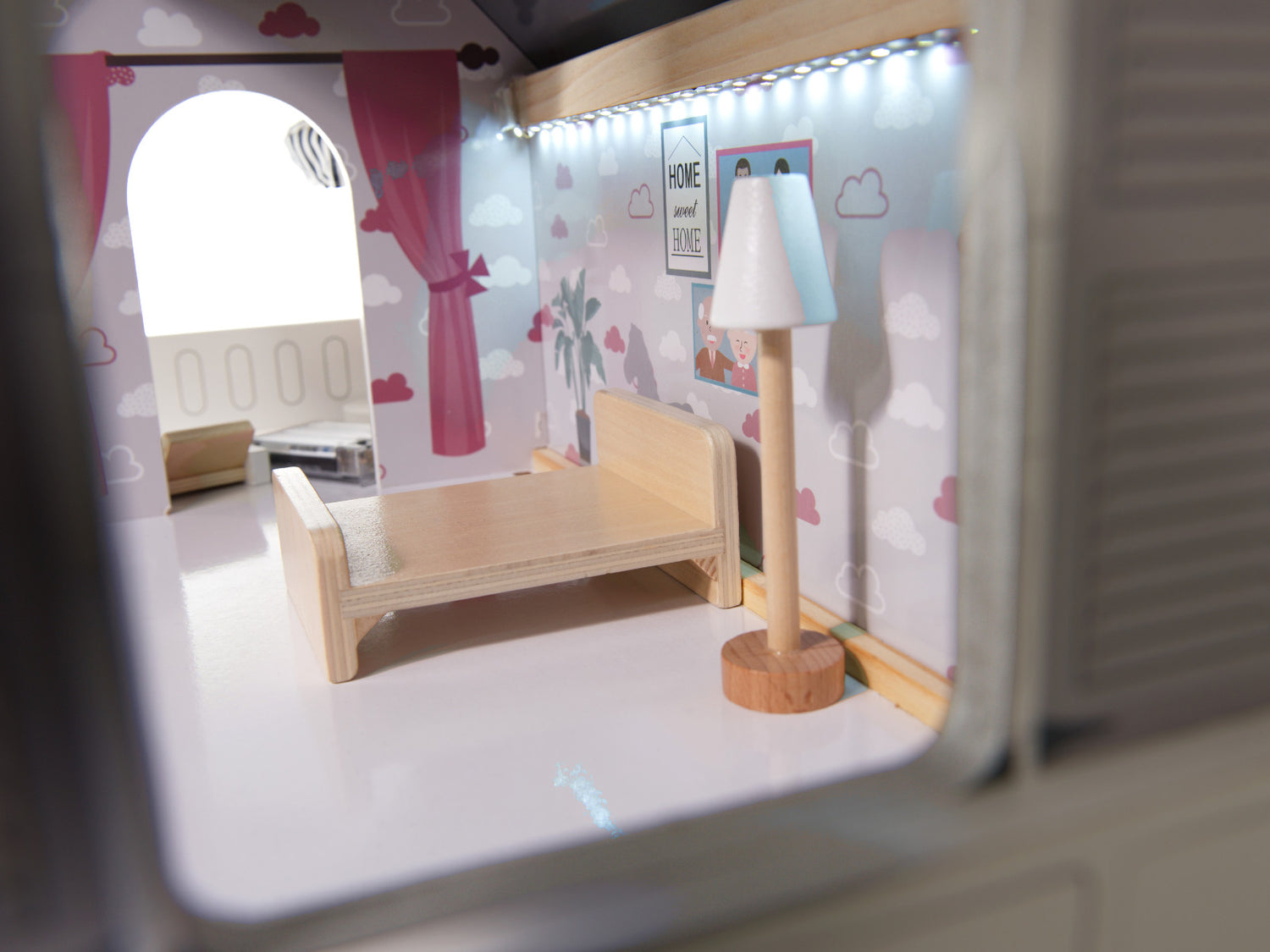 Koka leļļu māja ar mēbelēm un LED apgaismojumu, 78 cm
