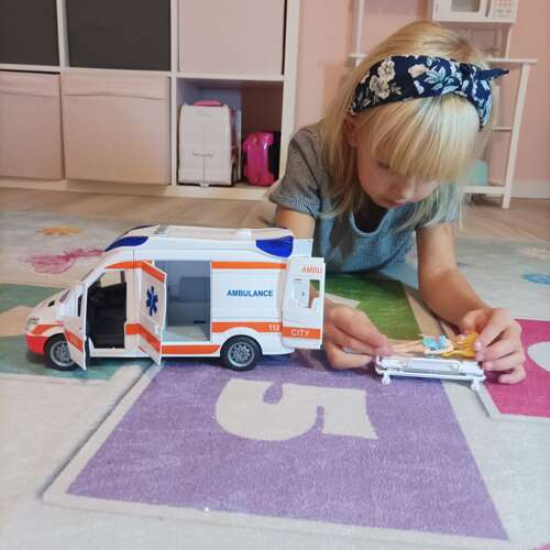 Ambulance (ātrā palīdzība) mašīna ar skaņu