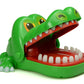Krokodils aizcērt zobus!