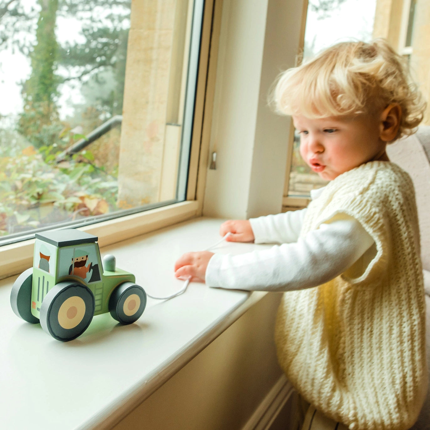 Ar auklu velkams koka traktors